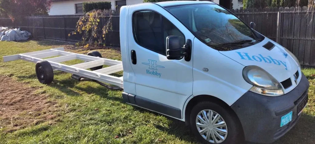 Nietypowy kamper z Renault Trafic