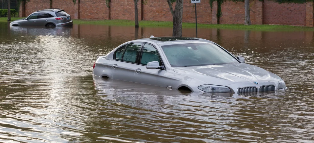 Determinacja kierowców podczas powodzi