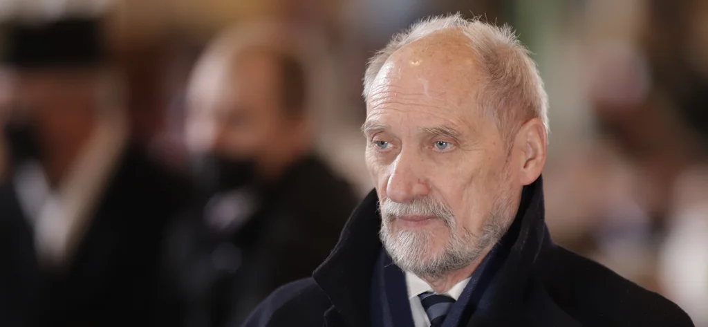 Antoni Macierewicz a jeho vodičský preukaz