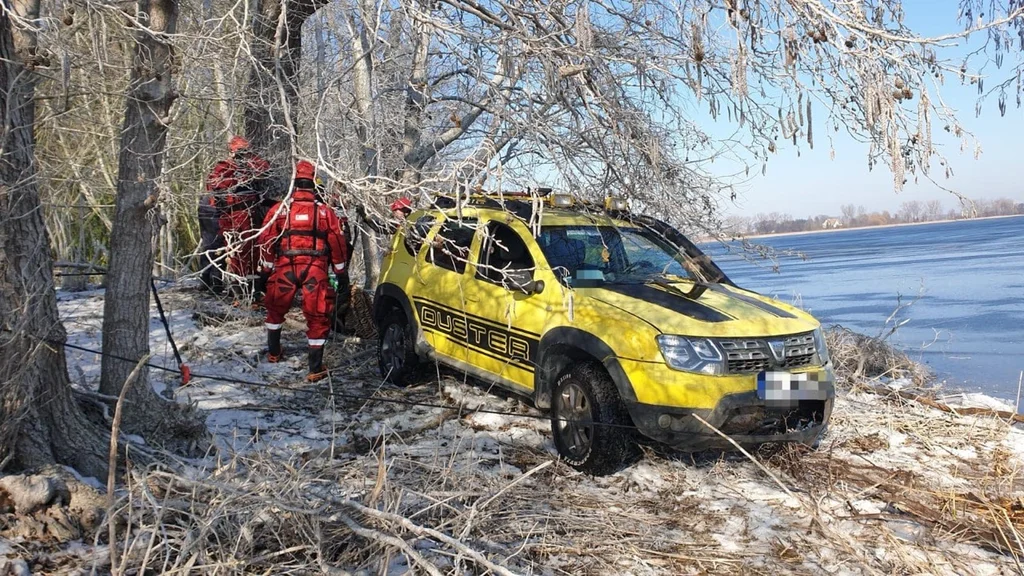 Dacia Duster skončila na jazere