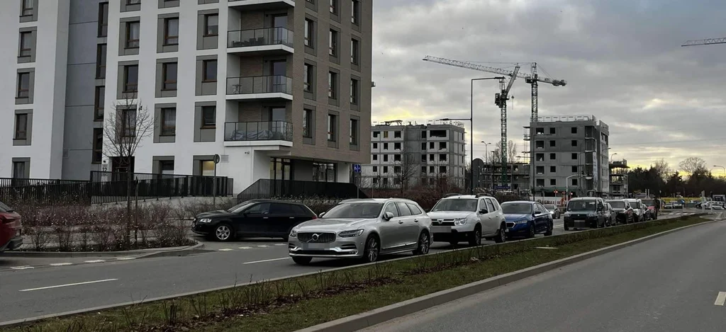 Lewy pas ruchu w Warszawie jako parking