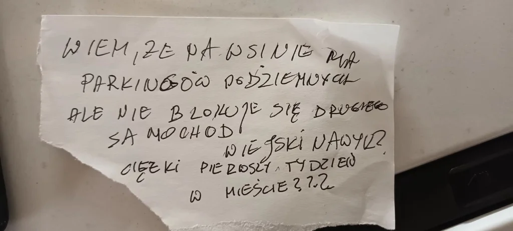 Parkování v Praze: Zkušenost s urážlivým vzkazem