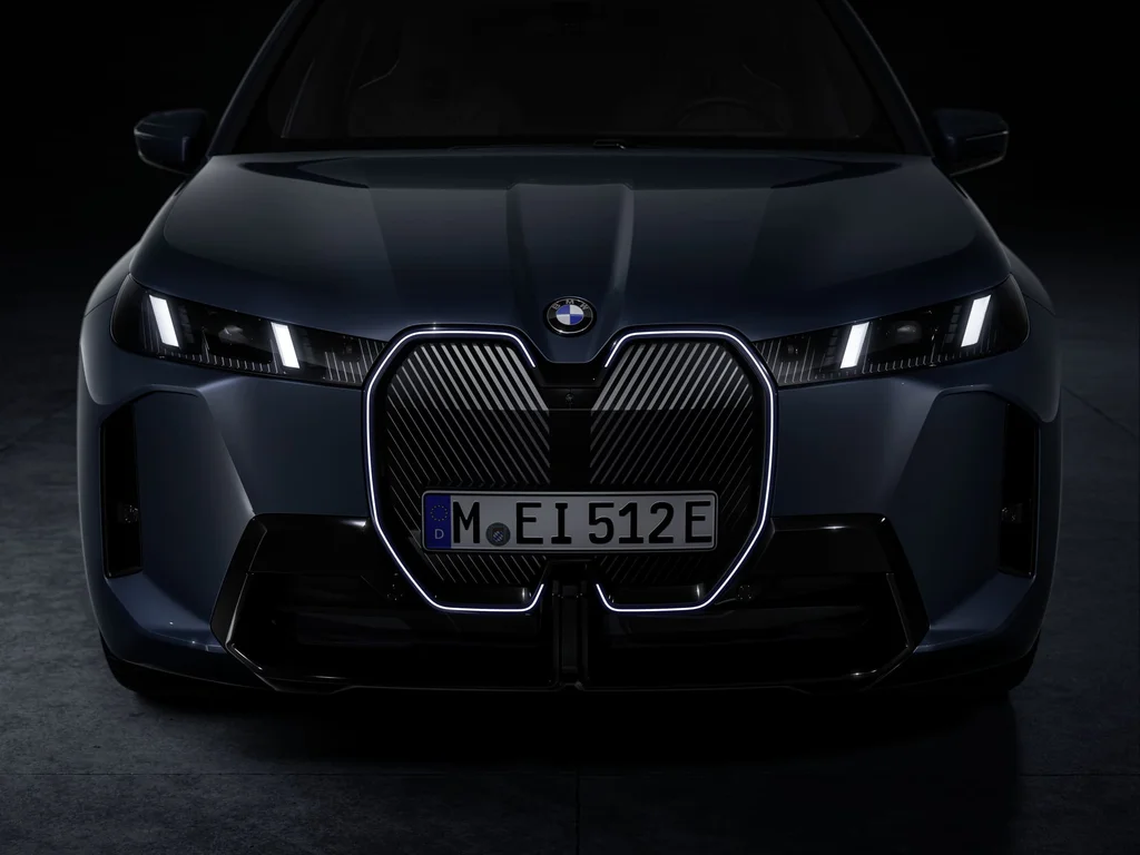 BMW iX: Modernizovaný SUV s novým grilem